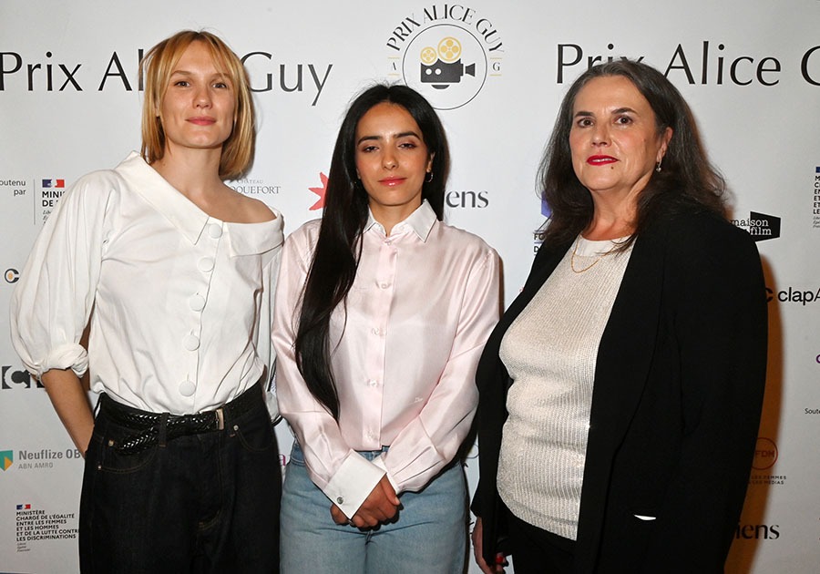 Là ou Le Prix Alice Guy 2026 pour son film "La Petite Dernière " Hafsia Herzi sandwiche entre l'ecxellente Ana Girardot et la cretrice du Prix Alice Guy: Veronique Le Bris