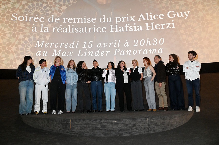 (G-D) Une actresse, « La petite derniere » romancière Fatima Daas la petite dernière, deux actrices, Mouna Soualem, Cannes 2025 Best Actress aNadia Melliti, Le prix Alice Guy 2026 Hafsia Herzi pour son film « La petite Dernière » , des membres du jury Nathalie Azoulai, Laetiia Dosh, director Thierry Klifa, Lina Soualem et Damien Megherbi