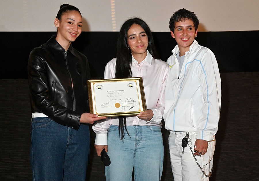 (G-D) Nadia Melliti, Le prix Alice Guy 2026 Hafsia Herzi avec son prix et la romancière de « La petite Dernière » Fatima Daas