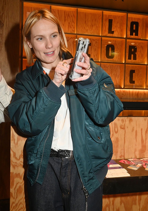 En battle dress Ana n'a qu'une seule redoutable actique: elle Tiktoque !!