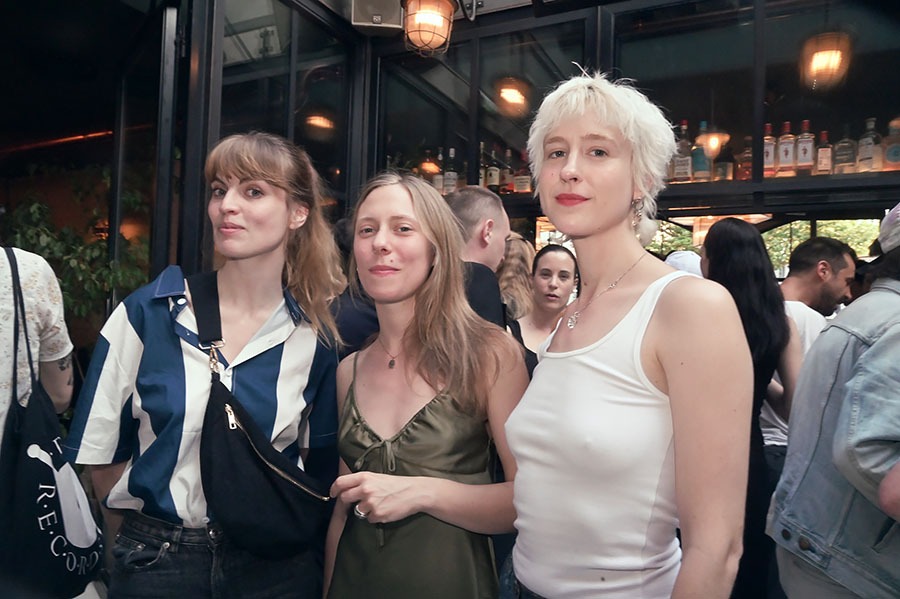A La Brasserie Barbes c'est plein de nanas oui, es écrivaines Blandine Rinkel, Louise Chenneviere et la chanteuse Naomi Greene sont dans le jury !!