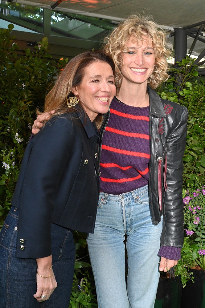 Carole Chretiennot et Pauline Lefevre en mpde JFFPTDR (Jeunes filles en fleurs PTDR(intraduisible))