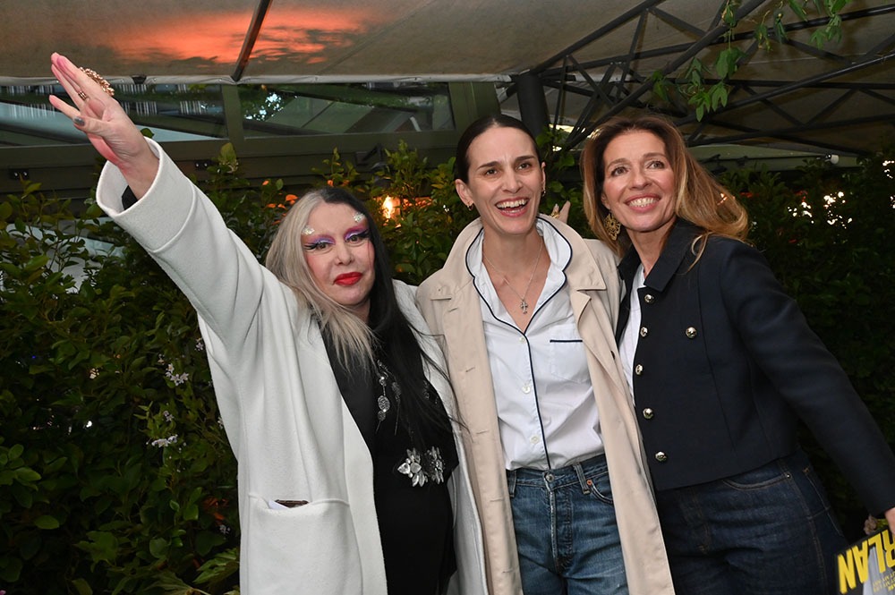 ORLAN et son gracieux salut ORLANesque, Marie Marot est venue en haut de pyjama et Carole Chretiennot la Boss