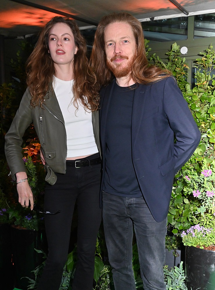 J'ai demandé à la charmante Adrija Deicmane si elle n'avait pas une petite soeur de ma taille ici avec Sascha Linse doublure de Buffalo Bill