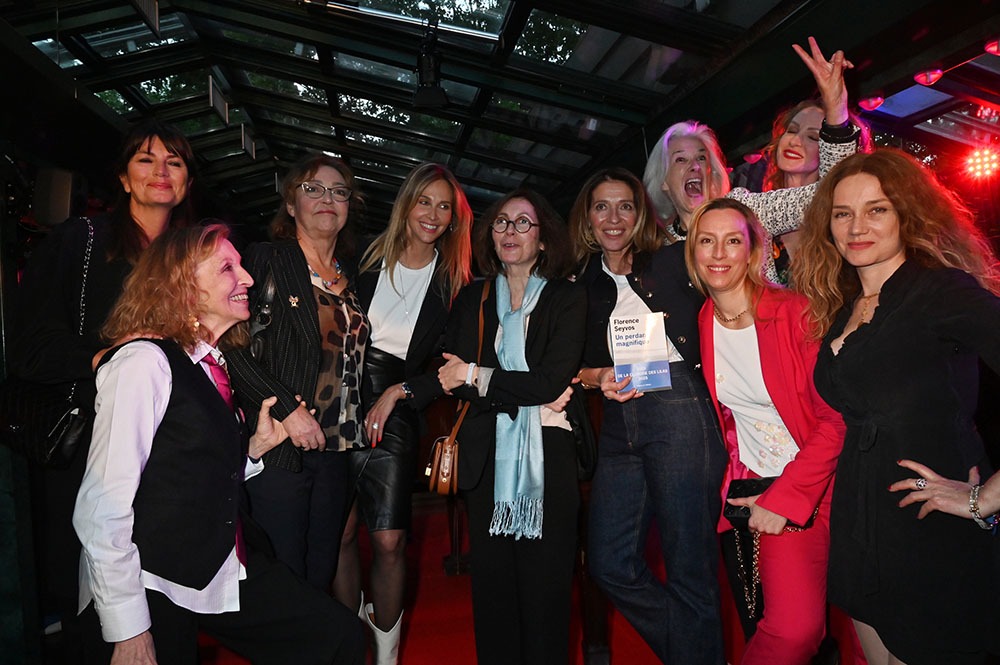Voila La photo de famille avec l'heureuse gagnante : Valerie Perrin, Emmanuelle de Boysson, Catherine Frot, Ophelie Meunier, Closerie des Lilas 2025 Florence Seyvos pour son book 'Un Perdant Magnifique', Carole Chretiennot, Marine Delterme, Tatiana de Rosnay and Karine Dijoub