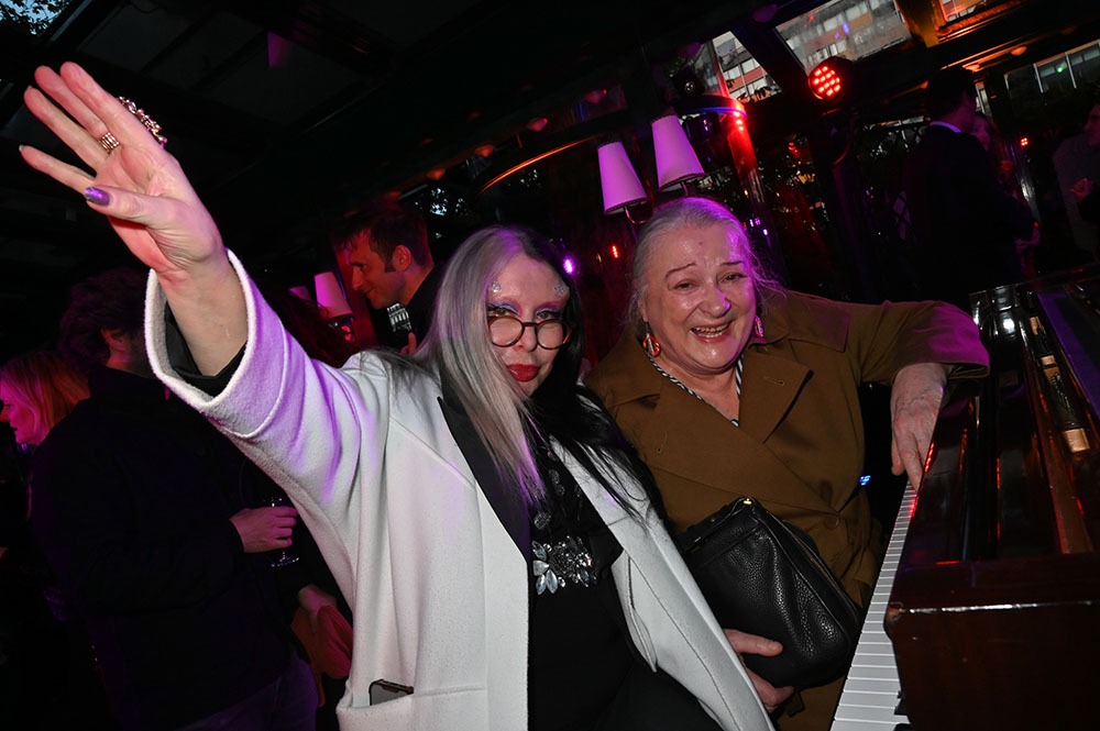 Peuple de La Closerie des Lilas ORLAN et Josiane Balasko vous saluent ! L'open Bar est ouvert !! Ouais !!!
