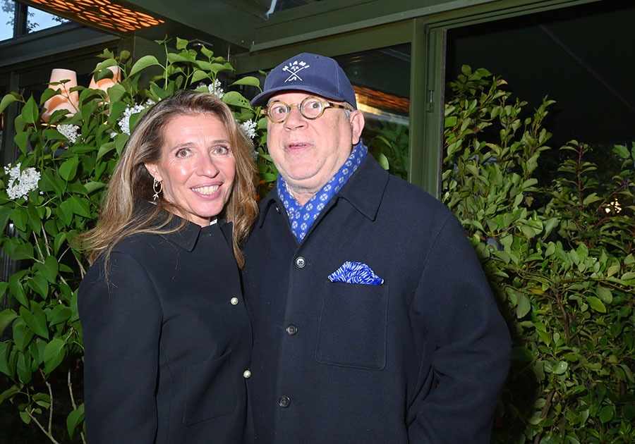 Carole Chretiennot et Marc Lambron avec sa casquette "Make Closerie Greater Again"