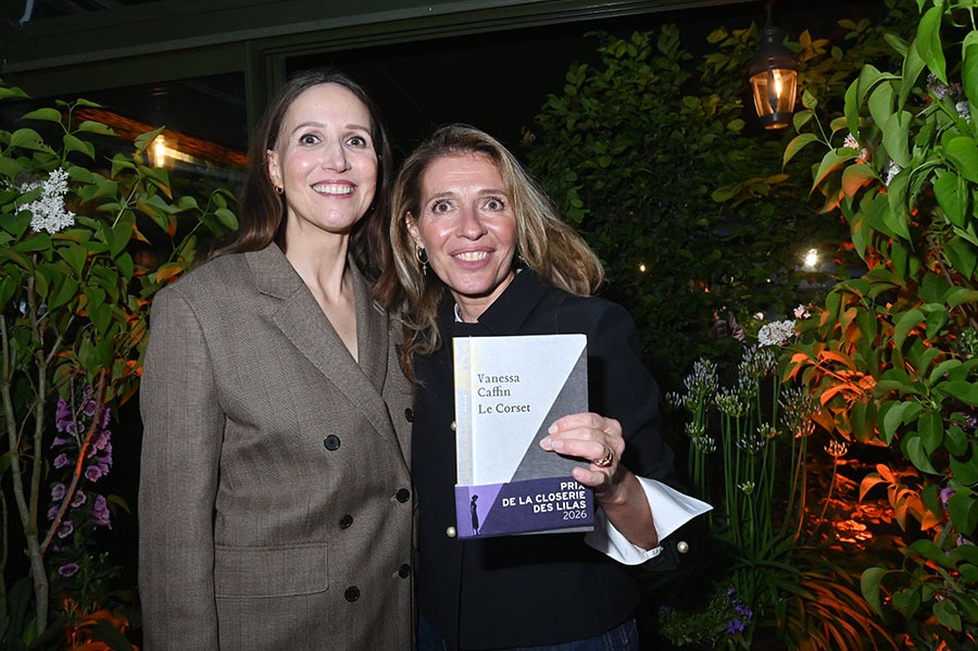 Prix Closerie 2026 Vanessa Caffin pour son book "Le Corset" et la co fondatrice du prestigieux Girly Prize Carole Chretiennot qui brandit la pièce à conviction !