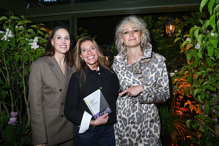 Carole Chretiennot qui dévore "Le Corset" sandwiche entre La Closerie 2026 Vanessa Caffin et Pauline Lefèvre
