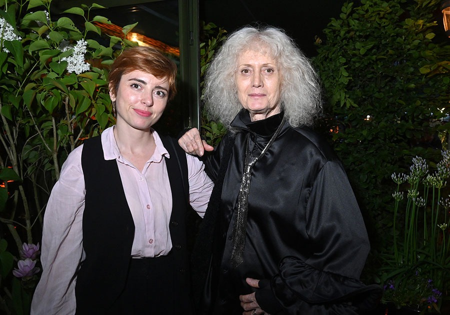 Noelle Chatelet à droite et l'excellente Elsa Walter de l'association pour le droit de choisir le jour ou on aimerait déguster les pissen-Lilas par la racine !