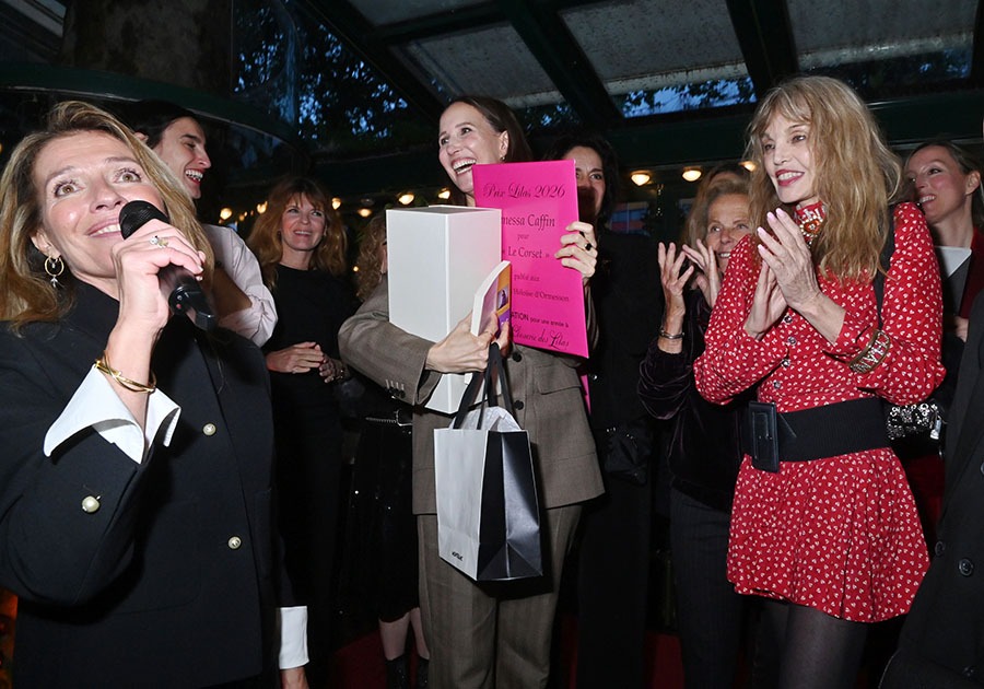 Carole Chrétiennot au micro et Arielle Dombasle en duo animent la remise des prix de camaraderie et des sponsors pour l'heureuse nominée Vanessa Caffin Prix Closerie 2026 qui croule sous le poids du champagne Duval-Leroy, du sonnant et trébuchant monopoly bank cheque et du queen size stylo montblanc !!