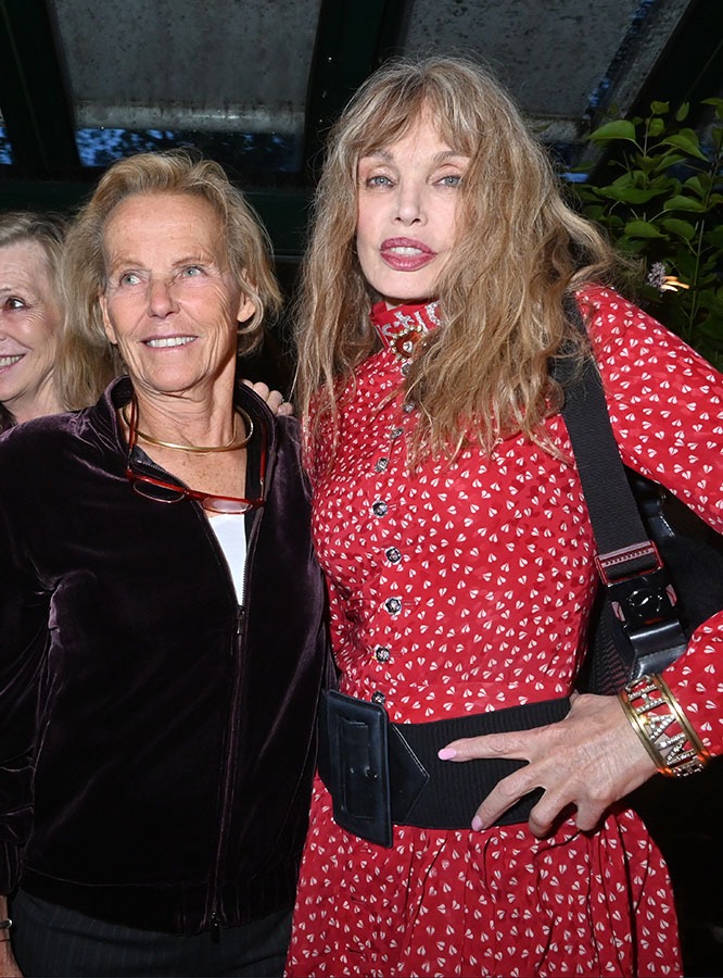Toute Jeune Arielle Dombasle suivait déjà Les aventures de Christine Ockrent à la télé