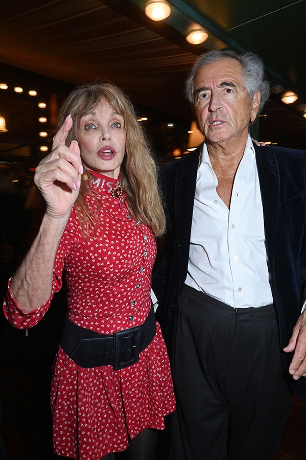 Fait soif! Arielle Dombasle indique à Bernard Henri the way to the next conciliabulles Duval-Leroy Bar !!
bar