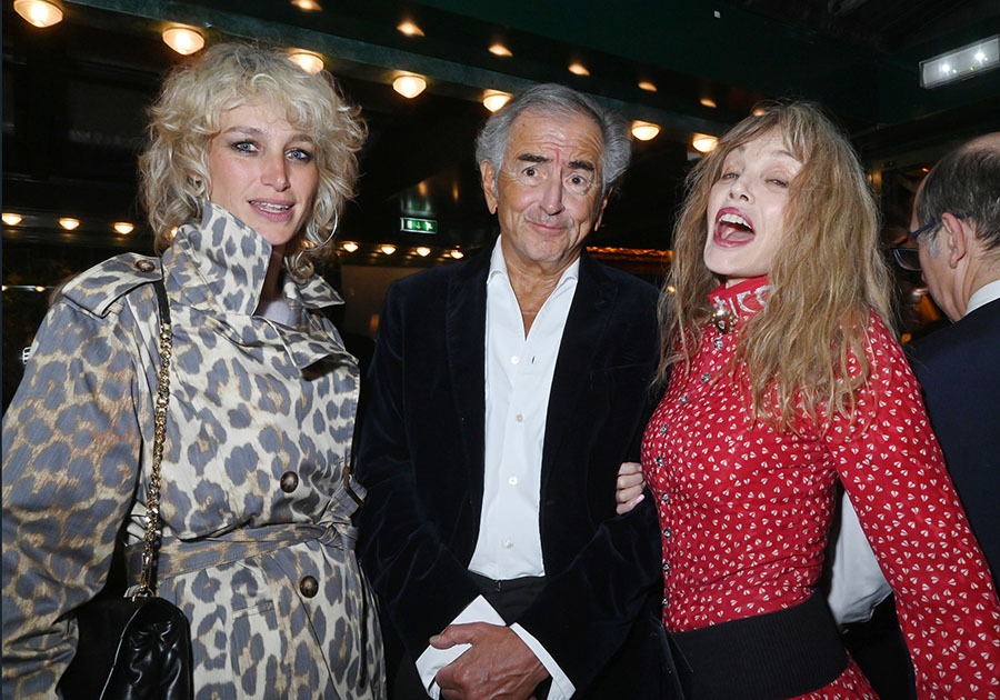 BHL en encas entre deux belles lettristes pas tristes Pauline Lefèvre et Arielle Dombasle !!