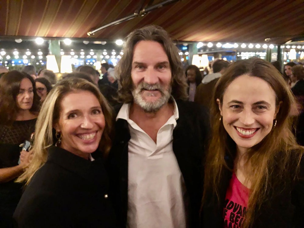 Quand la Closerie recoit Le Flore : Carole Chrétiennot recoit en exclusivité John Weick 7 (as known as Frederic Beigbeder) avant qu'il ne sorte sur les écrans Cannois et l'excellente Anne Berest autrice non pas de "Cote Basque" mais de "Finistère" l'histoire tragique de son père qu'on verra certainement un jour adapté sur vos écrans... La photo n'est pas de moi car j'étais trop occupé à traquer avec mon objectif une coupe de champony et faisais certainement la longue queue ... Méa Culpa shame on me !!