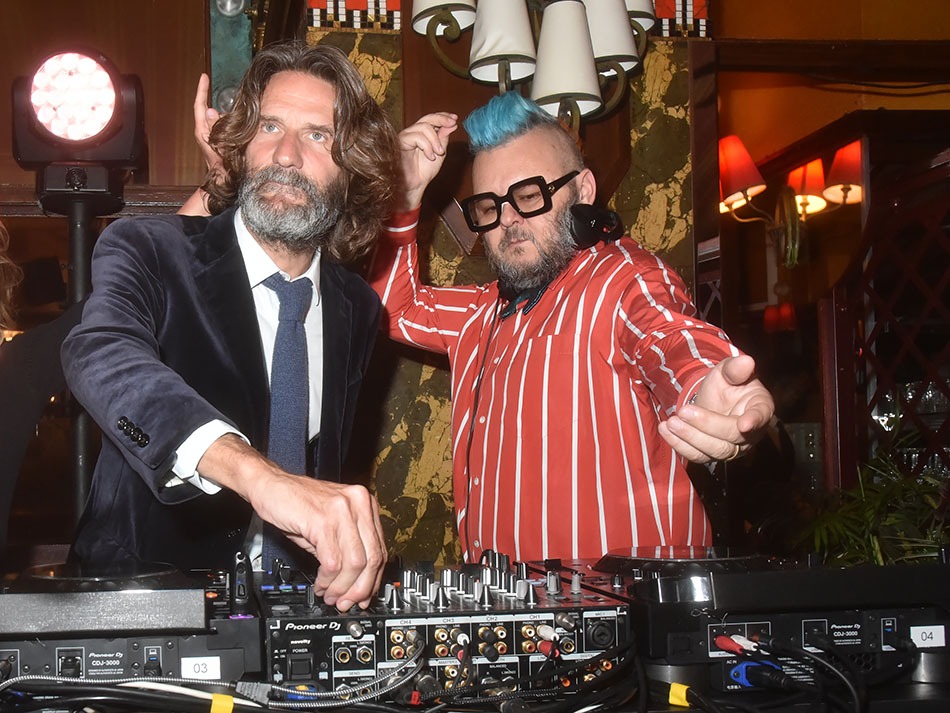 Tandis que Greg Boust danse la techtronique Beigbeider lui Pump Up the Volume