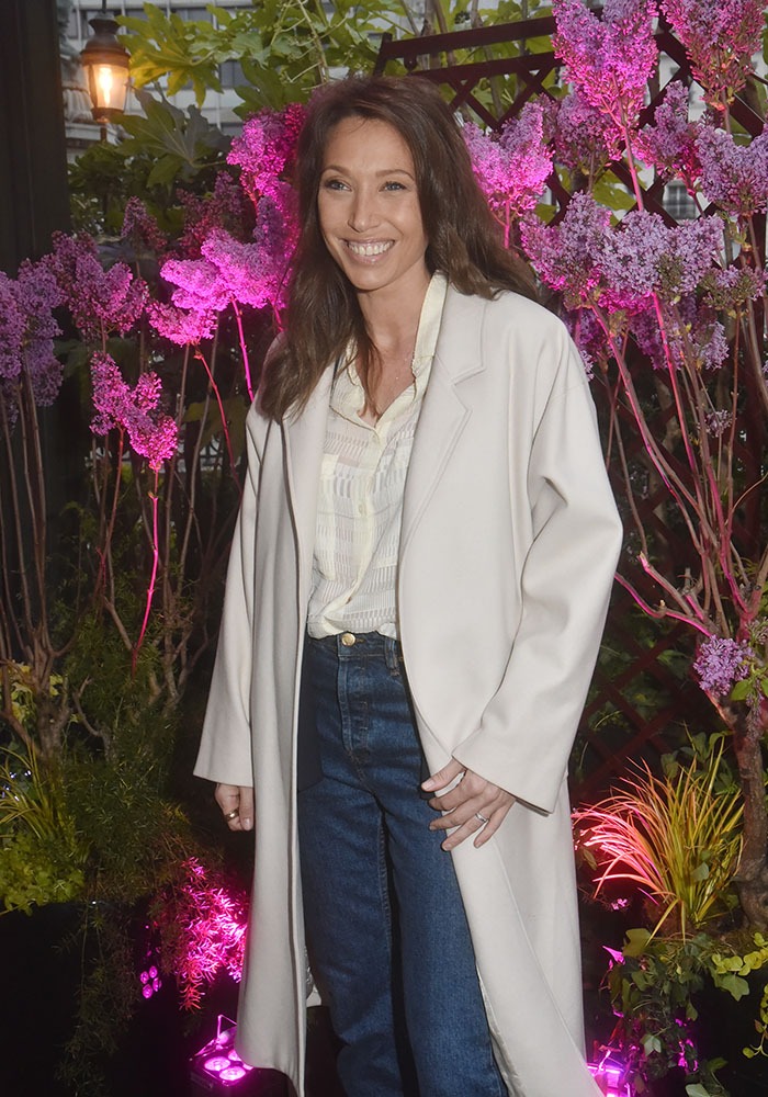 Epanouie Laura Smet dans le lilas en fleurette
