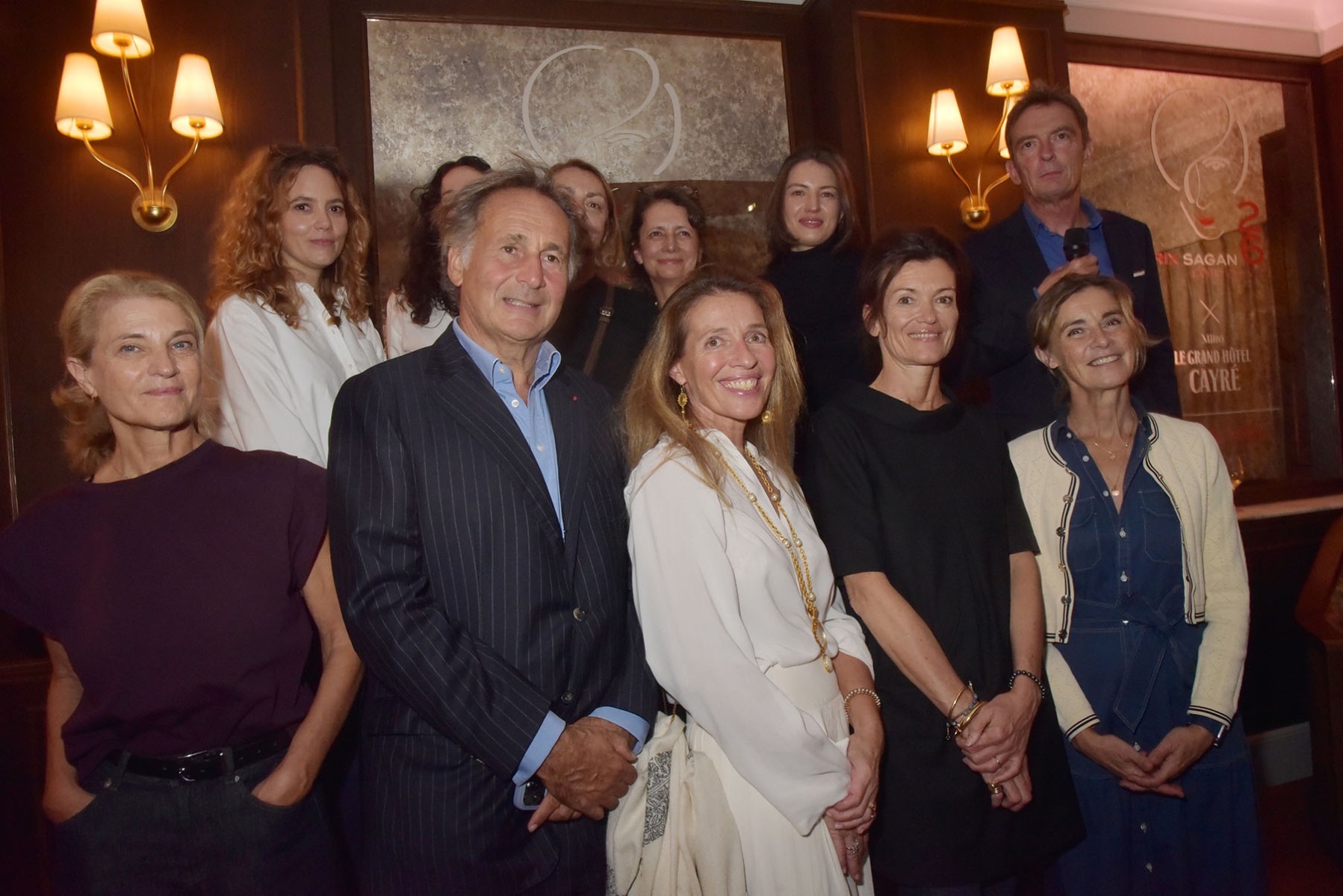 Denis Westhoff et son Françoise Sagan"s Awards Jury Band posent pour l photo de classe : En vrac Nathalie Azoulai, Sandrine Babu, Gaëlle Bidan, Emmanuelle Brame, Carole Chrétiennot, Anne Consigny, Sophie Delassein, Joffrine Donnadieu, Sophie Galabru, Pierre-Olivier Sur et Aline Zalko.
