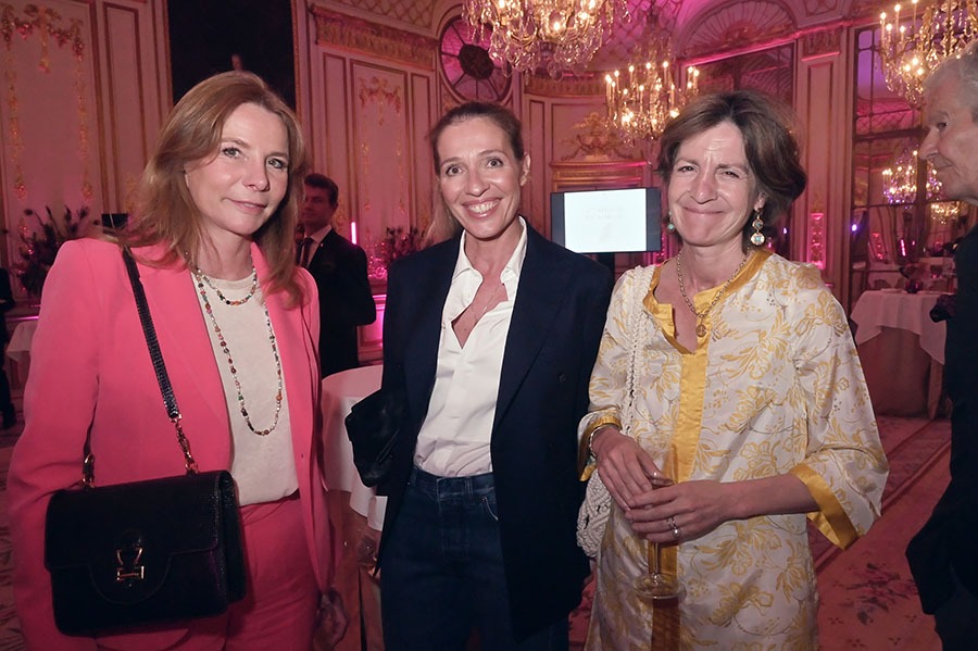 Alix Girod de l'Ain girose un max avec Carole Chretiennot presidente du Prix de Flore du Prix de  La Closerie des Lilas et Pauline Dreyfus