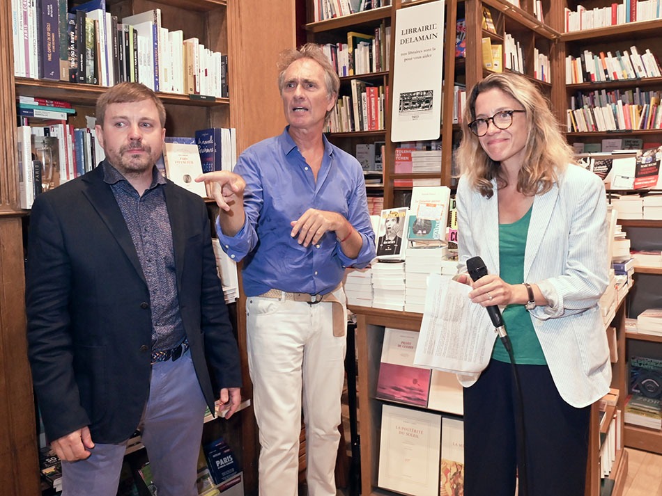 Fabrice Gaignault et Oriane Jeancourt Galignani decerne un prix à Sergei Lebedev pour son book "Le Débutant”
