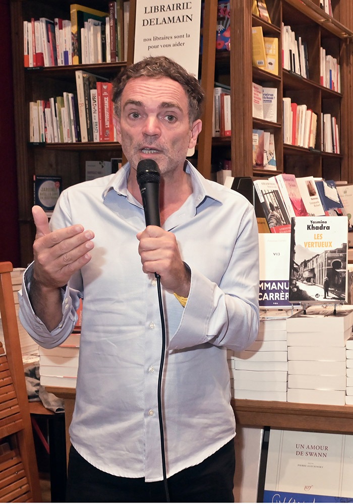 "Paris" Yann Moix reçoit le Tansfuge 2022 du meilleur romancier frenchy !