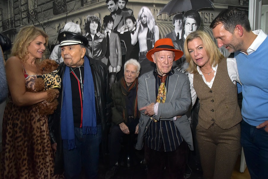 Valerie Perez a son tour est attirée par la casquette de Jean Pierre Kalfon, Michel Renoma, Maurice Renoma, Olivia Sulitzer et son amoureux Romain Besseron