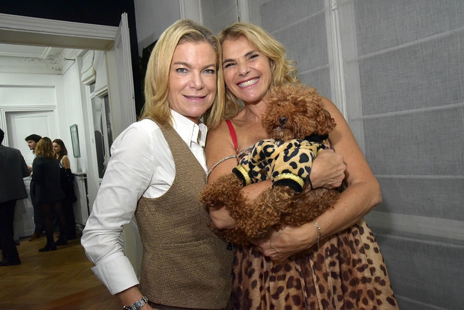 Olivia et Valerie dans " Hommes préfèrent les blondes mais Les Blondes préfèrent Les Caniches"