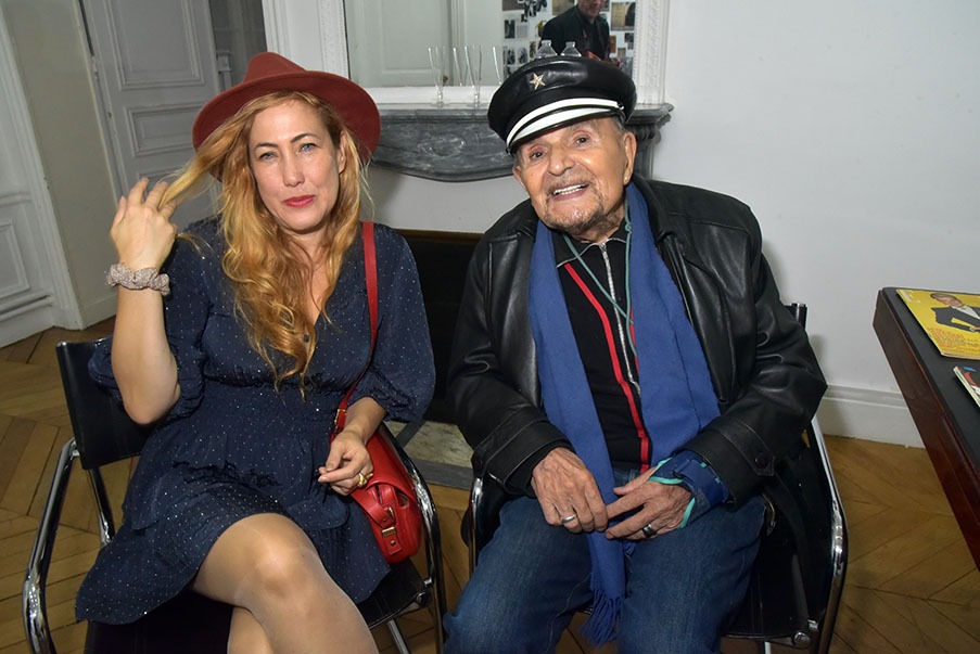 Myriam Charleins et Captain Kalfon regardent le soleil se coucher sur le bassin du Luxembourg ou mouille le pédalo de Kaptain Kalfon
