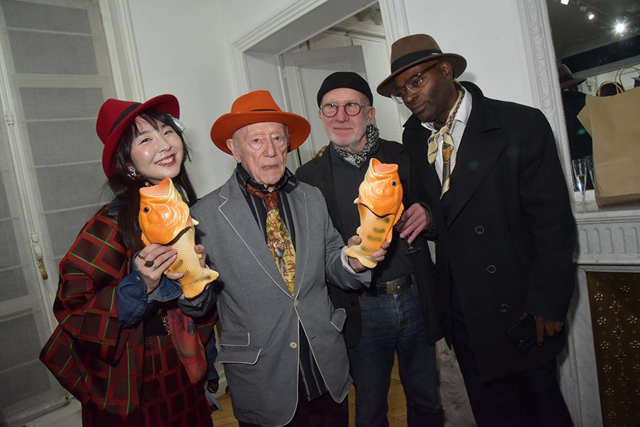 La cène au en période de pénurie Maurice partage sa dernière boite de sardine entre Shizuku Aoi, Claude Lazar et Thierry Laromanière