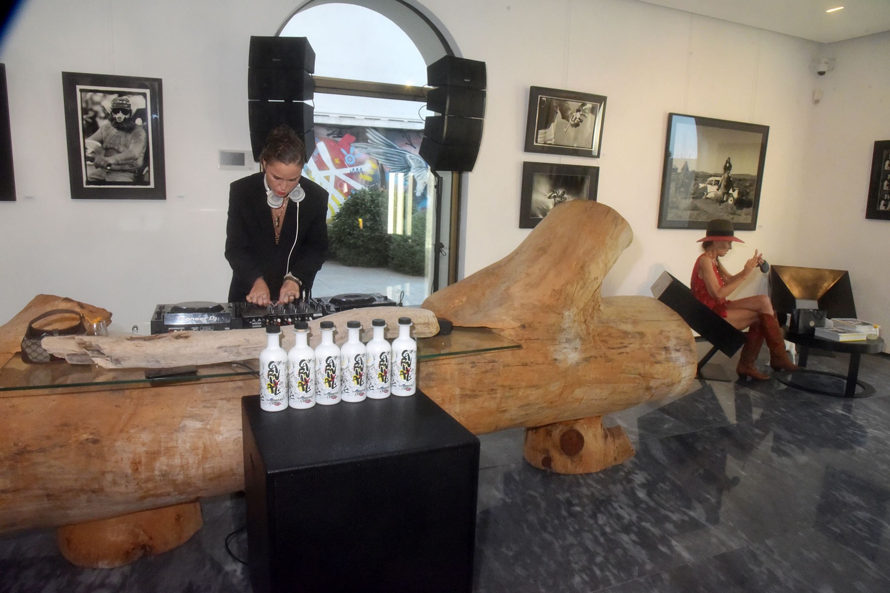 Tronc D'arbre et table platines la DJette/photographe Lola Lola Beauvallet