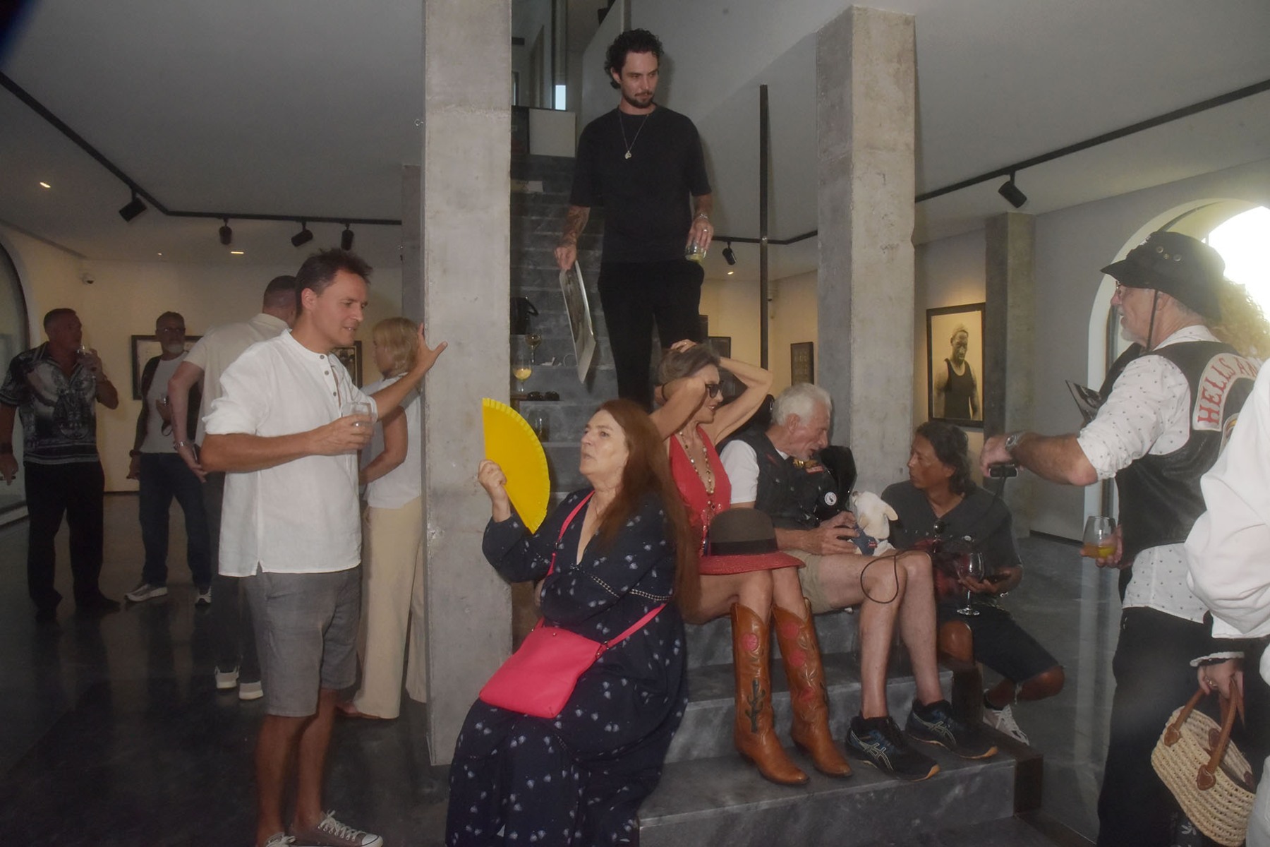Plan Architecture de la galerie abbatoir revue par l'architecte et le proprio Alain Chauvet escalier avec shanon Aujard , Niki StTropez (Eventeil), Patricia Vok et invités