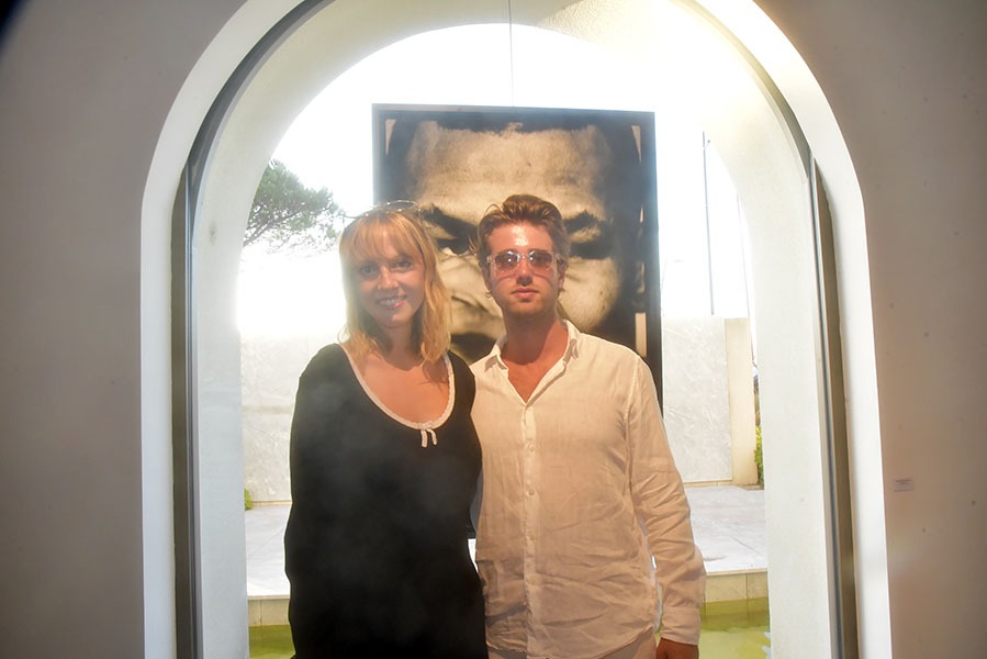 La Commissaire priseuse Chloë Collin et Emeric Carré