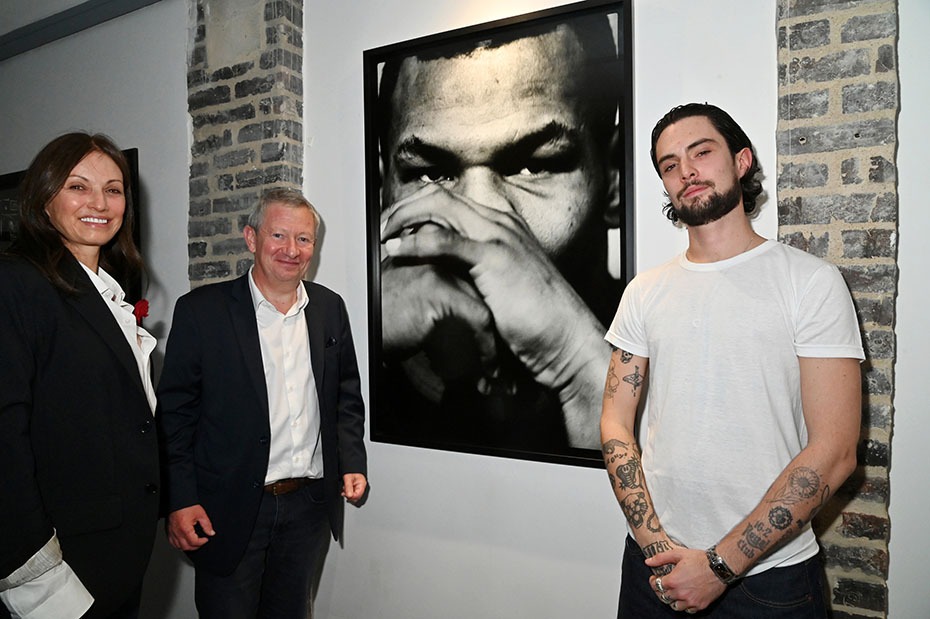 Lydia Andrei et Shanon Aujard offre ce portrait de Mike Tyson by Richard Audiard à Pierre Quintard,il sera vendu au profit de son institut "Jane Godall france "