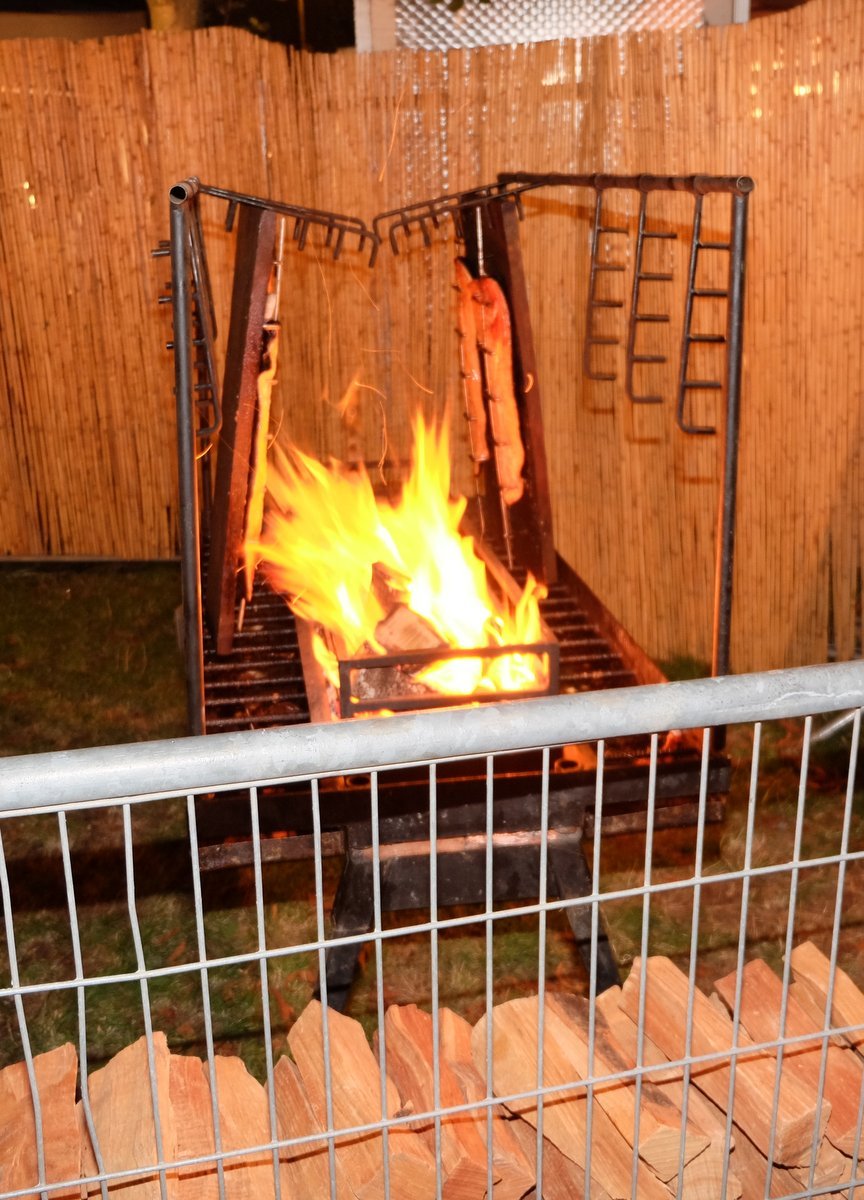 Le Saumon est cuit au feu de bois à St Cloud