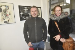 Le-commissaire-de-lexpo-Laurent-Quenehen-avec-Tereza-Lochmann-
