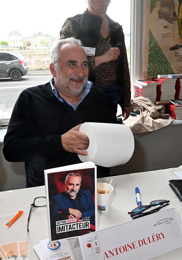 Antoine Dulery a resolu son probleme de manque de papier pour écrire son Tome 2