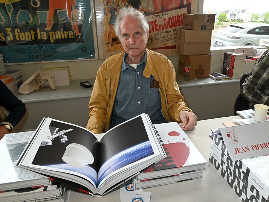 Je ne sais pas si on a réellement été sur la lune mais le gros Pot de Jean Pierre Raynaud certainement si !! La preuve par photo !!