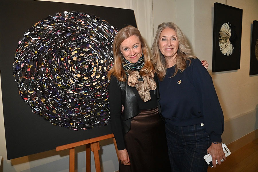 Caroline et Bettina Taphanel siamoisaient là à Saumur devant leurs oeuvres d'Art !