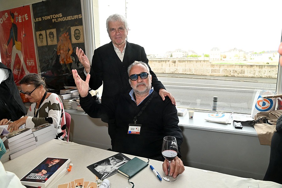 Claude Serillon et Antoine Dulery font de la gym rythmique à Saumur