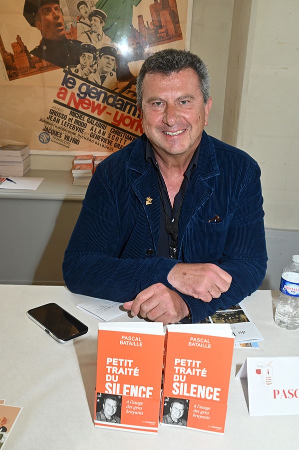 Pascal Bataille Sans Fontaine nous présente son dernier opus un petit traité du Silence écrit certainement en braille !