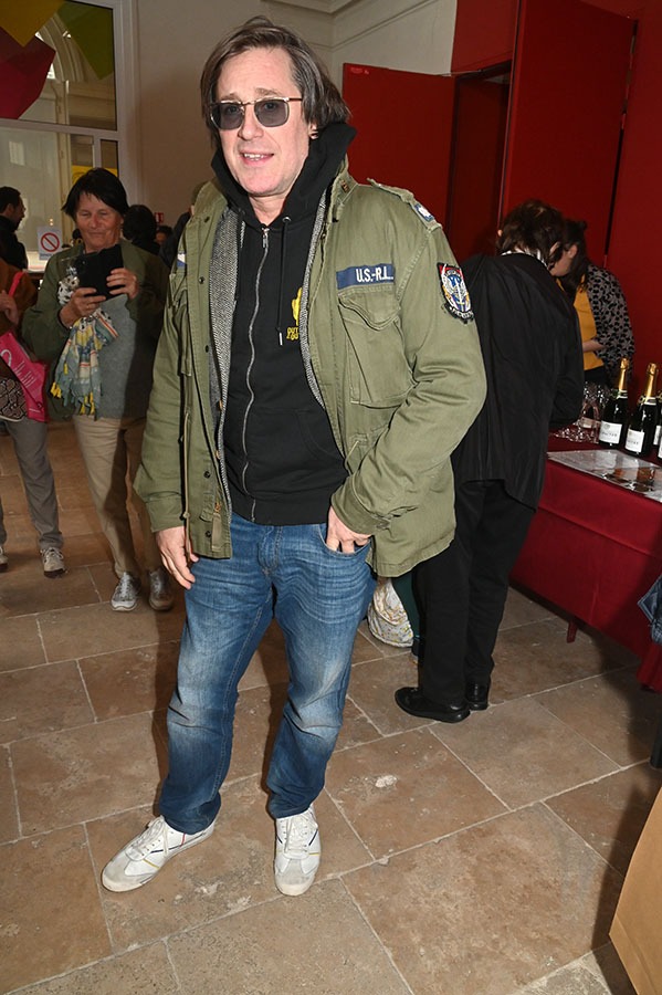 Thomas Dutronc en look treillis en mode chanteur engagé !!