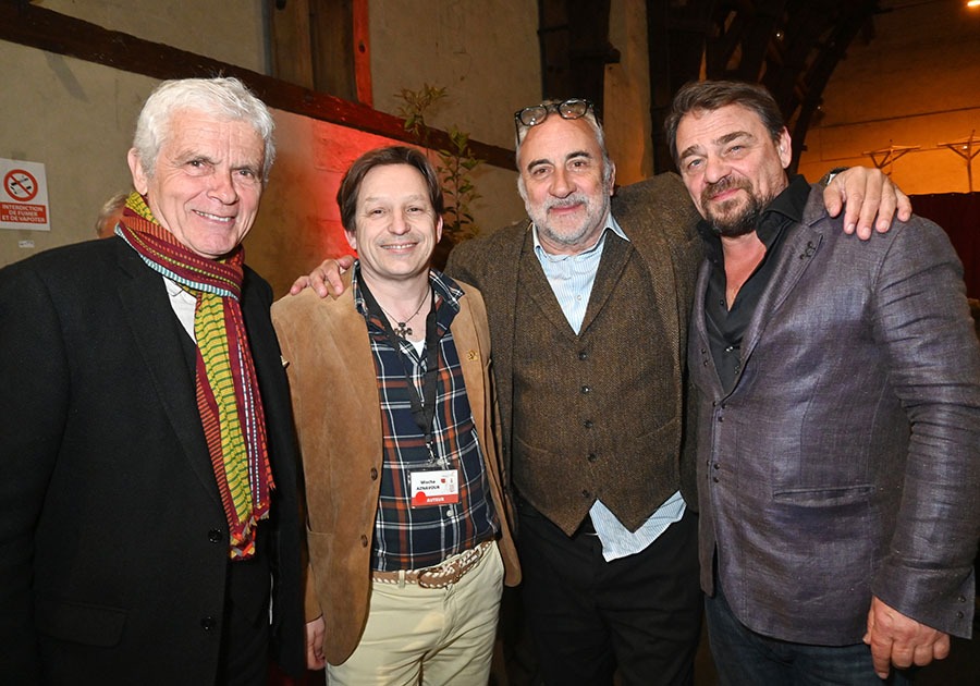 Claude Serillon, Misha Aznavour, Antoine Dulery et Thierry Godard mousquetairent pres de l'open wine bar durant le diner au Carrousel de Saumur