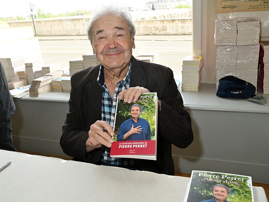 Pierre Perret '"Idole Des Femmes"?en 2026 ? L'idole des femmes de Saumur en 2026 certainement !! Avec son Book "Mémé Anna "