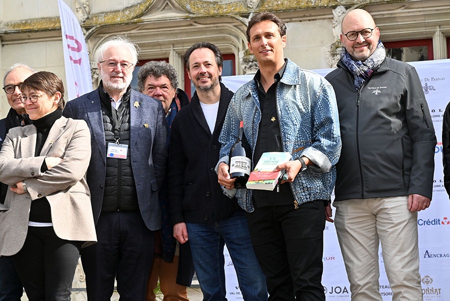 Catherine Mathivat, des 2 Magots, Philippe Faure Brac et Stephane Forest remettent l Le Prix Jean Carmet 2026 et une bonne boutanche va à Gregory Nicolas et son book « Un Trésor, Roman A Boire »