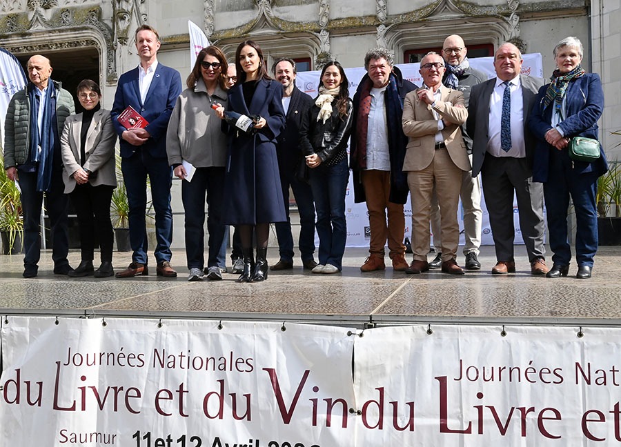 Allez "Cheese" Photo de classe: Pierre Bonte, Catherine Mathivat des « Les Deux Magots », un invité, Le prix Herve Bazin 2026 pour Mitra Hejazipour pour son book « La Joueuse d’Echecs », Livre et Vin fondateur Jean Maurice Belayche (B), Sarah Doraghi, Sebastien Forest, Line Papin, un invité, SLe Maire de Saumur Jackie Goulet Claisse et autres membres du jury