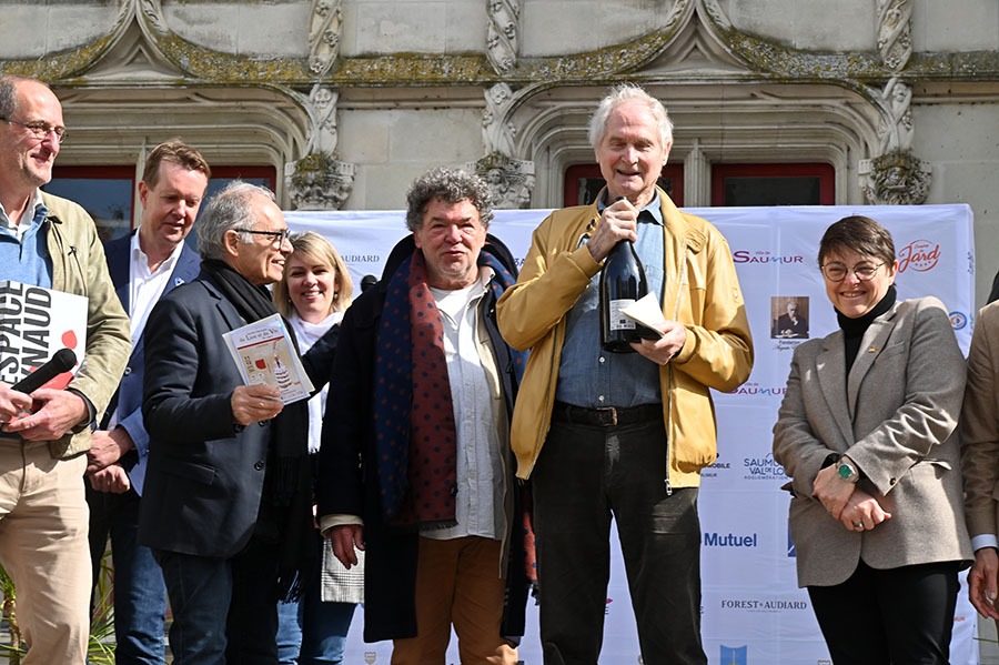 Jean Pierre Raynaud à coté de Catherine Mathivat des deux Magots a recu le prix Morelet et une bonne boutanche pour arrosrer ça !!
