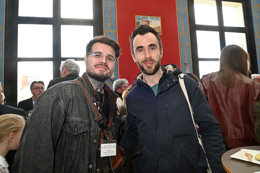 Le Brialy 2026 Antoine Blondin 2026 Mathieu Tulissi Gabard pour son book "Footboy" et le Brialy 2026 Christopher Laquieze trinquent à la cantine VIP du Theatre de Saumur !