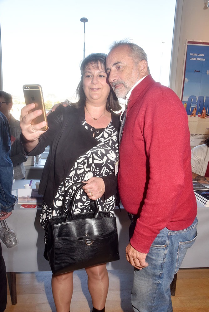 Ah Le gentil Antoine Dulery ne recule devant aucun selphie