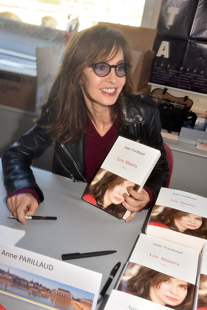 Point de Nikita point de salves de plombs au contraire ! Avenante Anne Parillaud distribue sourires et autographes!