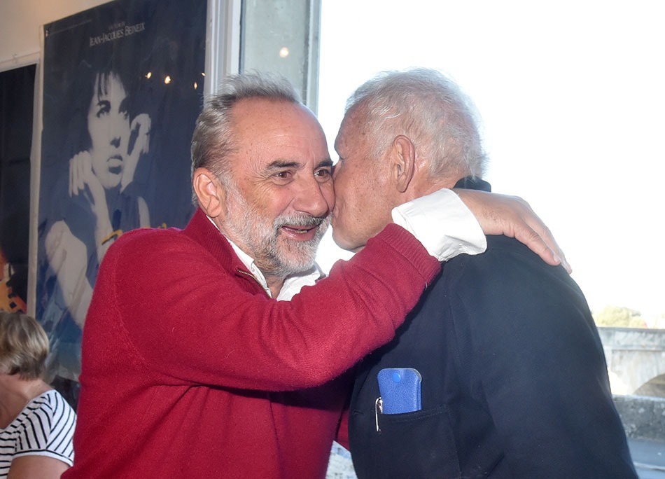 Antoine Dulery et Poivre Darvor s’accoladent
